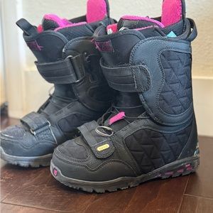 Burton Women’s Speed Lace Snowboard Boots, size 5.5, excellent condition.